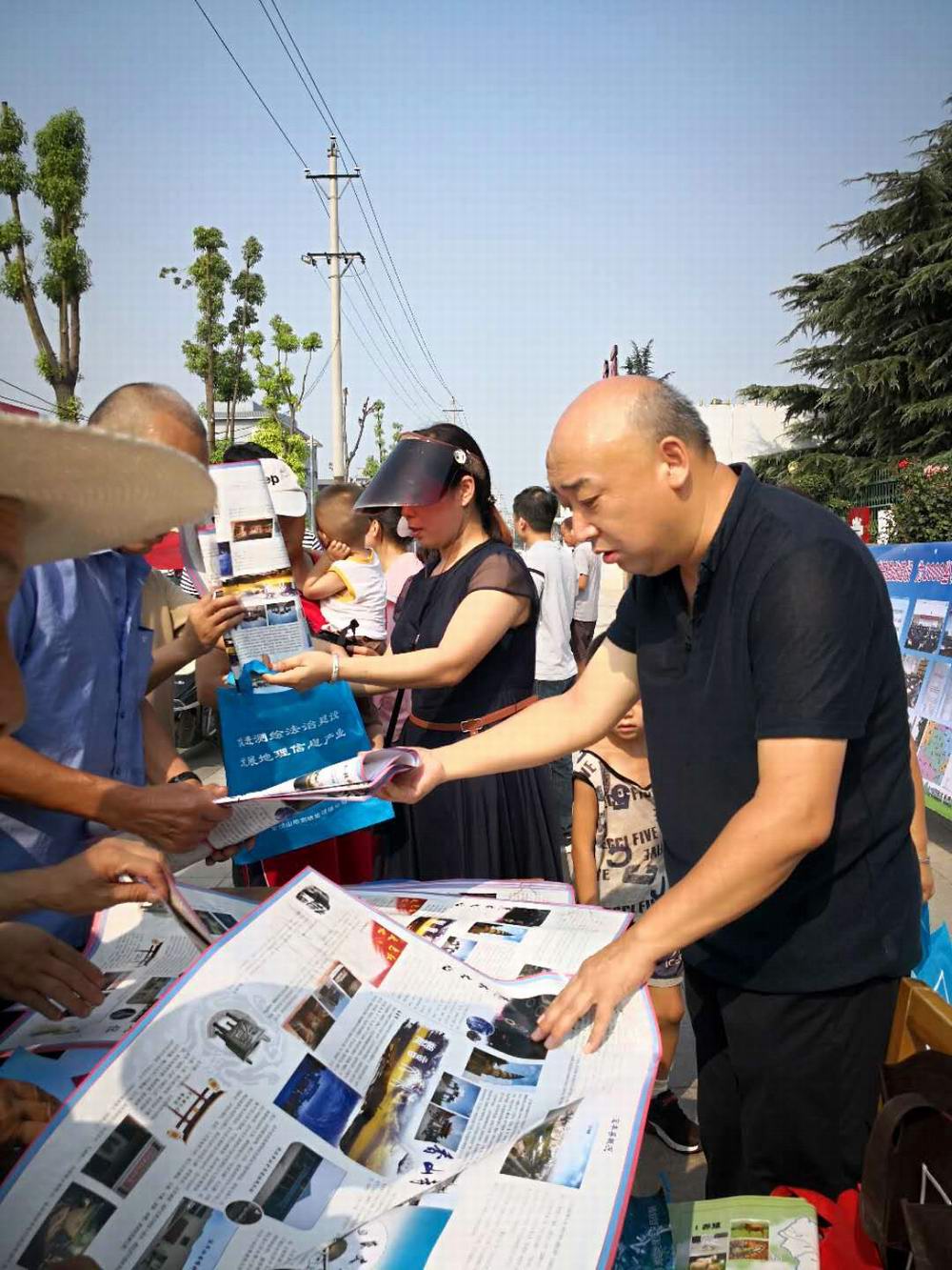 拍攝：柳錕鵬。副局長任德廣為市民發(fā)放地圖.jpg