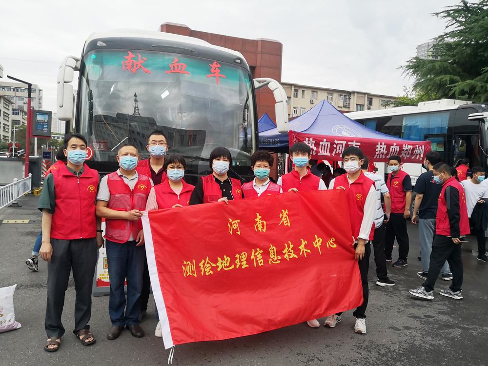 測(cè)繪地理信息技術(shù)中心機(jī)關(guān)獻(xiàn)血者合影.jpg